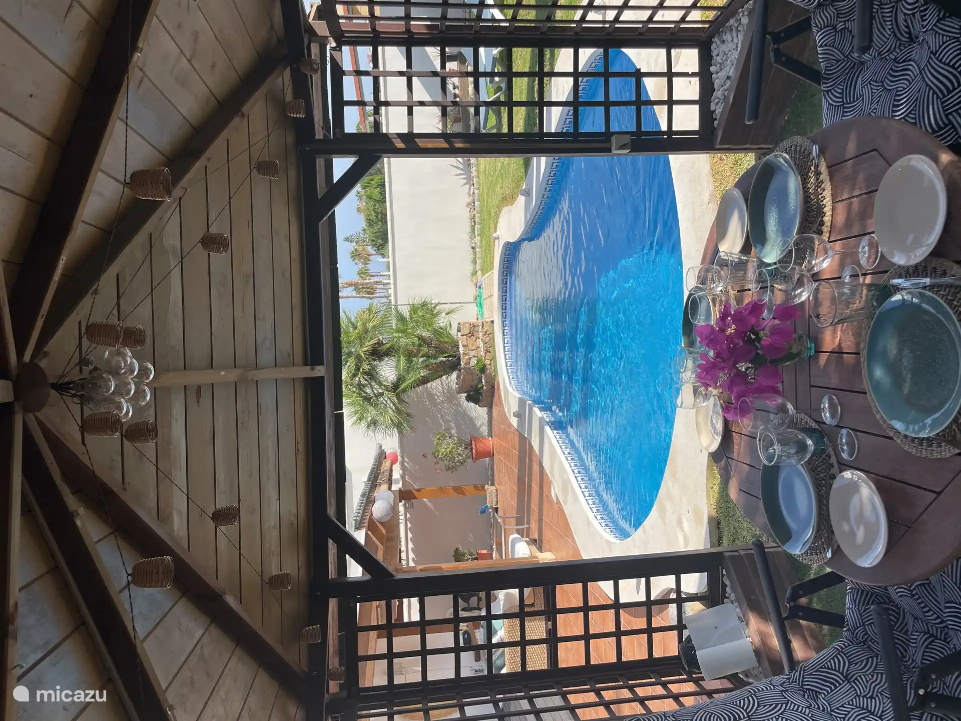 Köstliches Essen mit Blick auf den Pool 