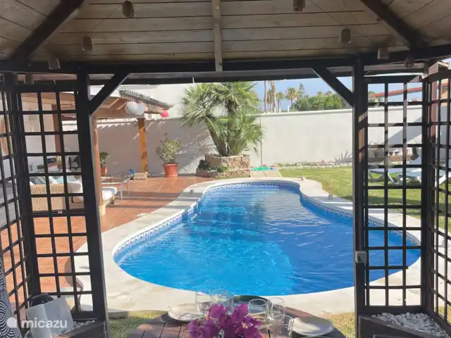 bungaló en España, Andalucía, San Juan de los Terreros – Villa Plyphona Delicioso restaurante con vista a la piscina