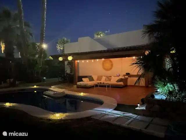 bungaló en España, Andalucía, San Juan de los Terreros – Villa Plyphona El jardín de noche