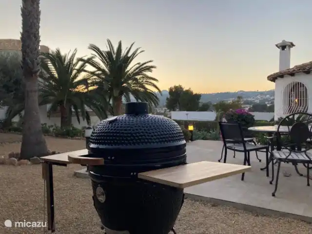 Maison Lali | Benissa-Moraira | Espagne, Costa Blanca, Benissa - villa Un Kamado, porte d'entrée vers le plaisir culinaire, s'expose majestueusement sur la terrasse de la Casa Lalí. Ici, au milieu d'une beauté sereine, le Kamado offre non seulement une expérience de barbecue savoureuse, mais aussi une vue enchanteresse sur les montagnes environnantes.