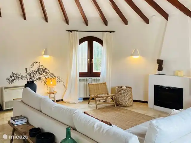 Maison Lali | Benissa-Moraira | Espagne, Costa Blanca, Benissa - villa Le salon spacieux et confortable de Casa Lalí vous invite à la détente et au confort, avec une belle cheminée comme pièce maîtresse rayonnante. L’espace est imprégné de chaleur, au sens propre comme au figuré, ce qui en fait un endroit parfait pour ralentir et profiter.