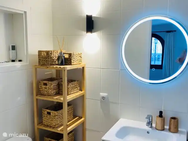 Maison Lali | Benissa-Moraira | Espagne, Costa Blanca, Benissa - villa La salle de bain communicante à la chambre du rez-de-chaussée.