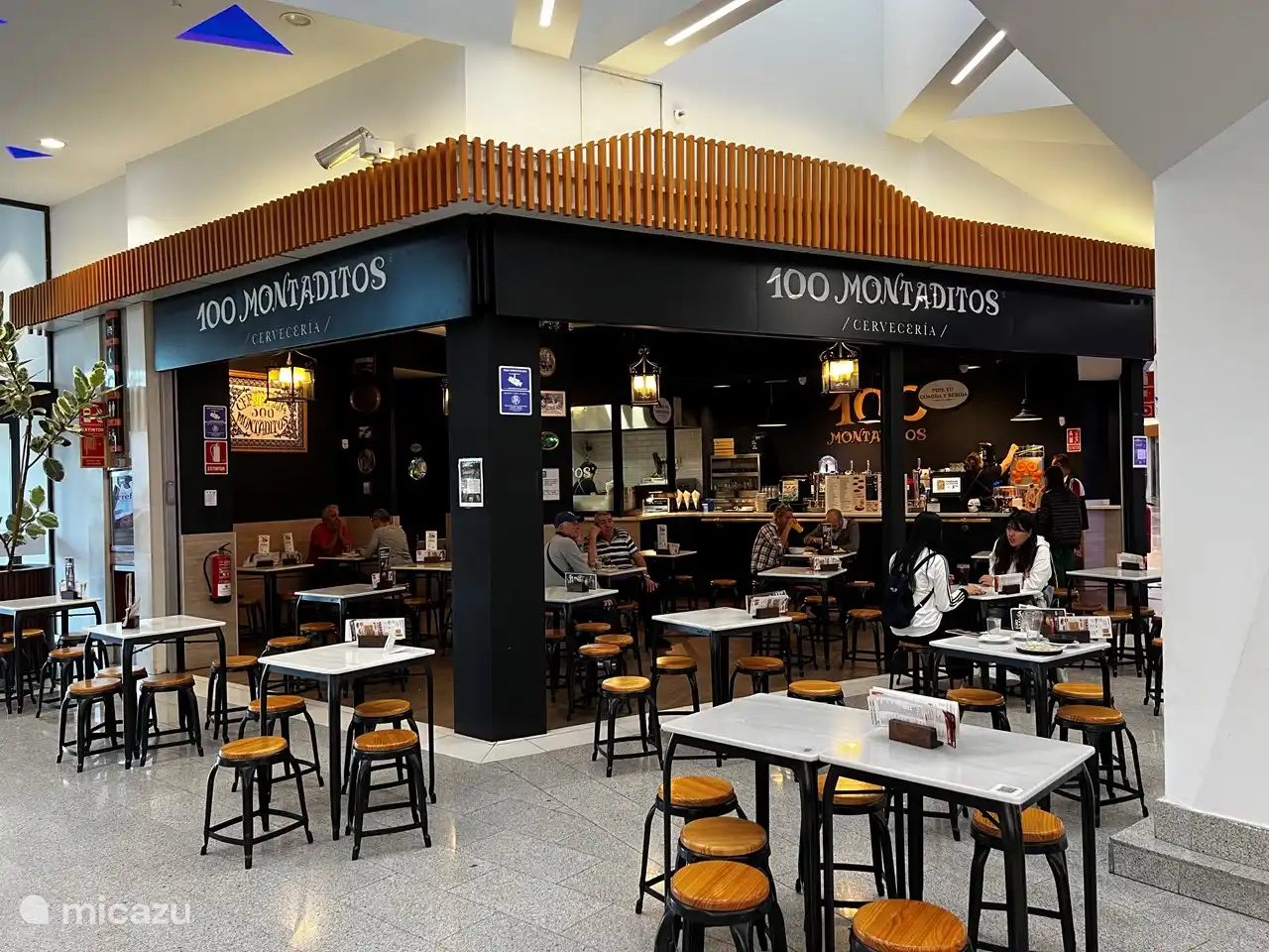 Die Bar im Einkaufszentrum