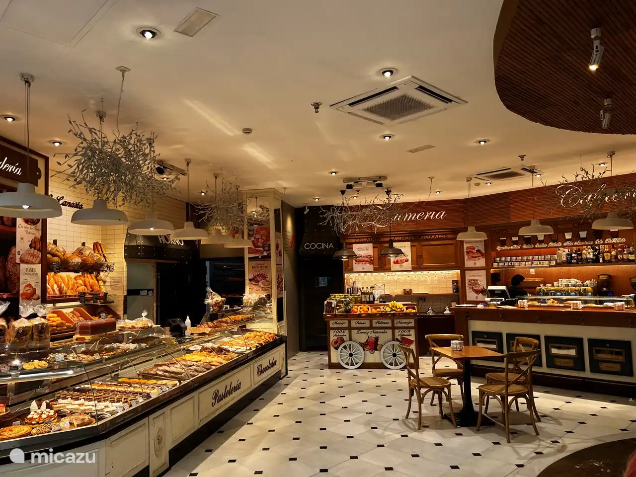 Bäckerei mit leckeren Sandwiches und Kaffee