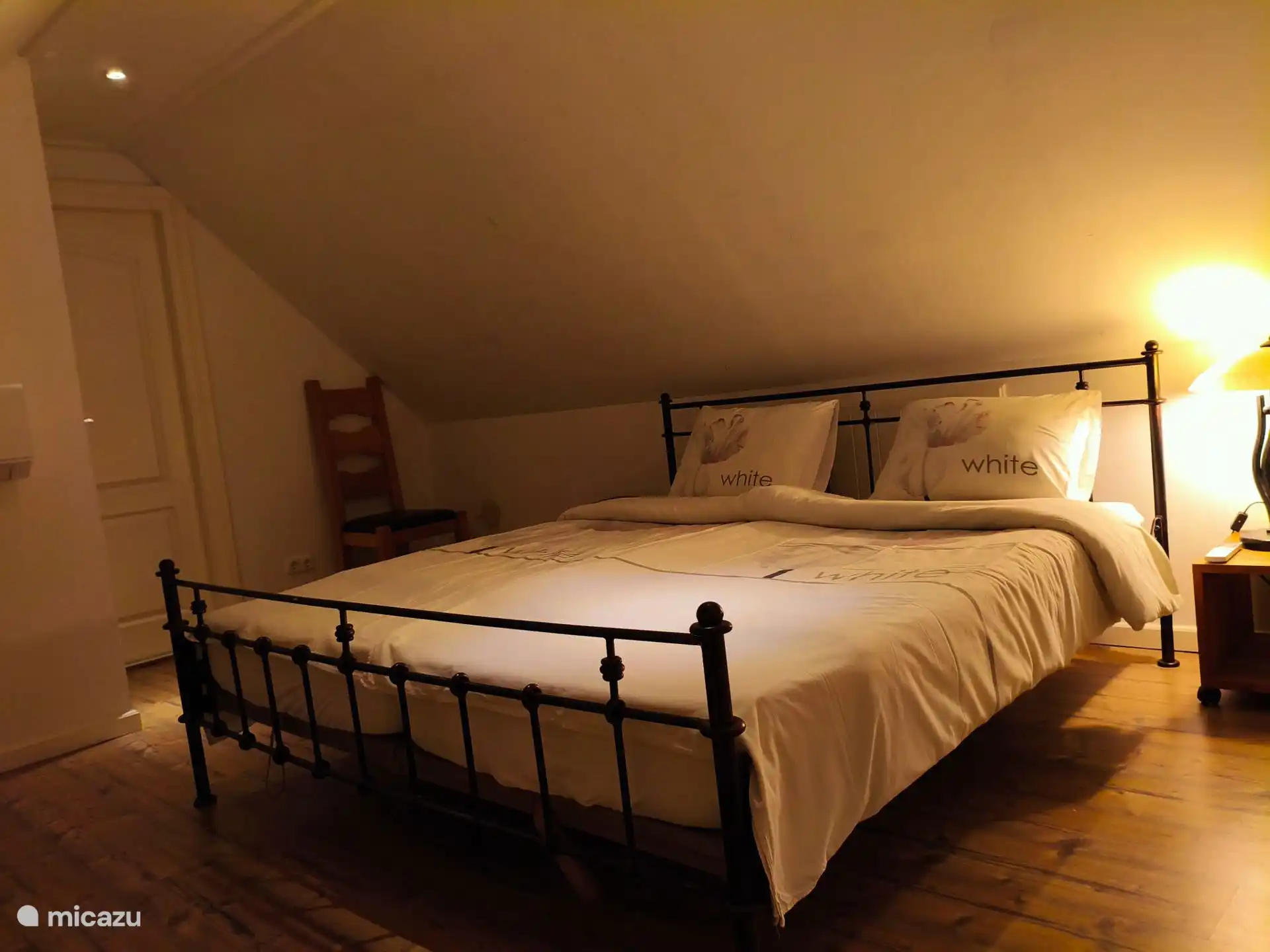 Dormitorio 6 en el 2º piso, adyacente a un amplio baño con cama doble, aire acondicionado y espacio suficiente para instalar la cuna existente.