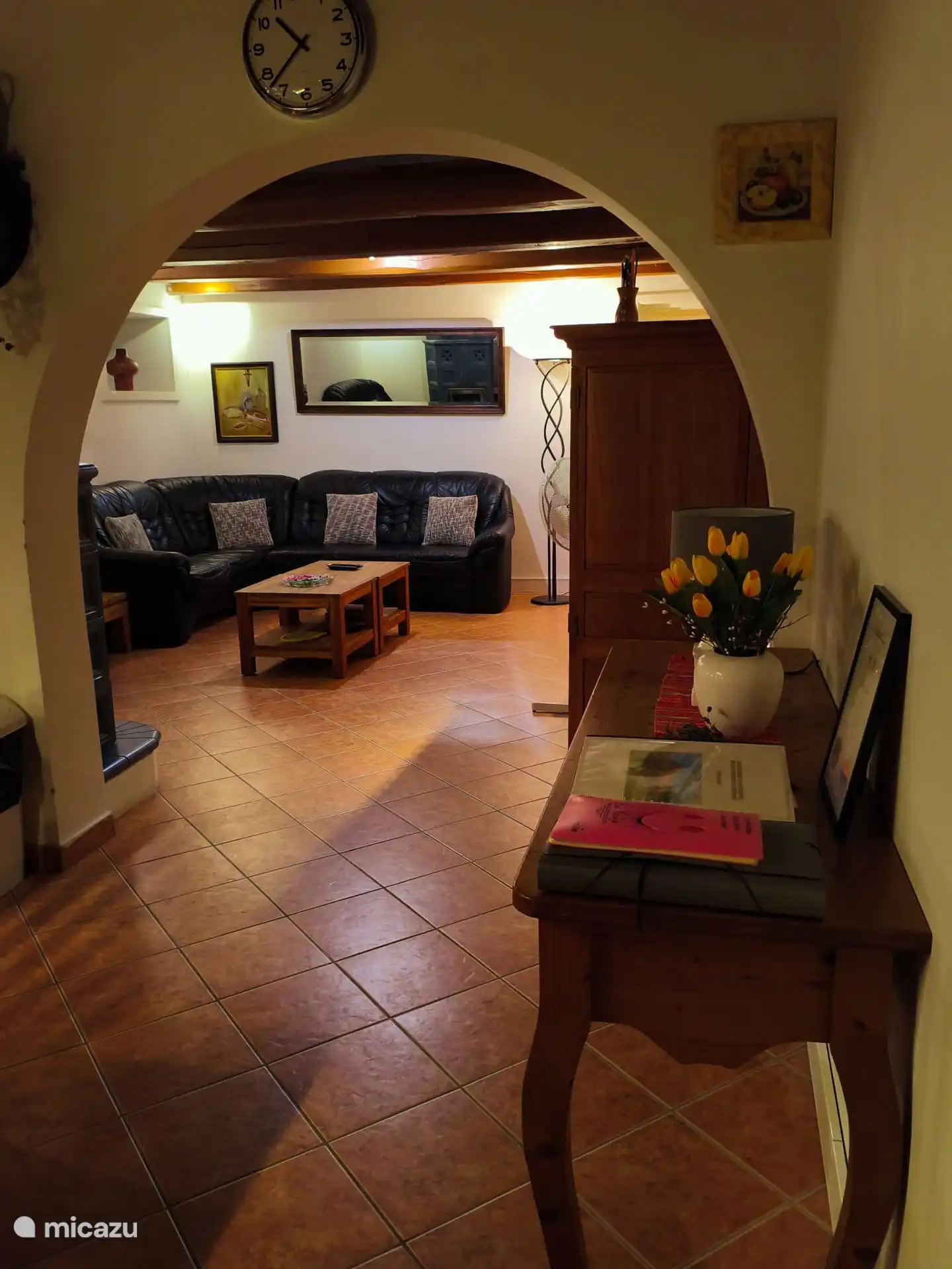 Acogedora sala de estar con estufa de azulejos, TV vía satélite, wifi y conexión a la consola de juegos