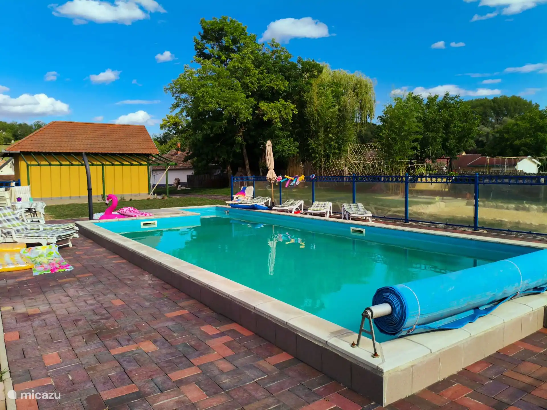 Piscina vallada de 5x10x1,8 metros a tres lados con ducha exterior.