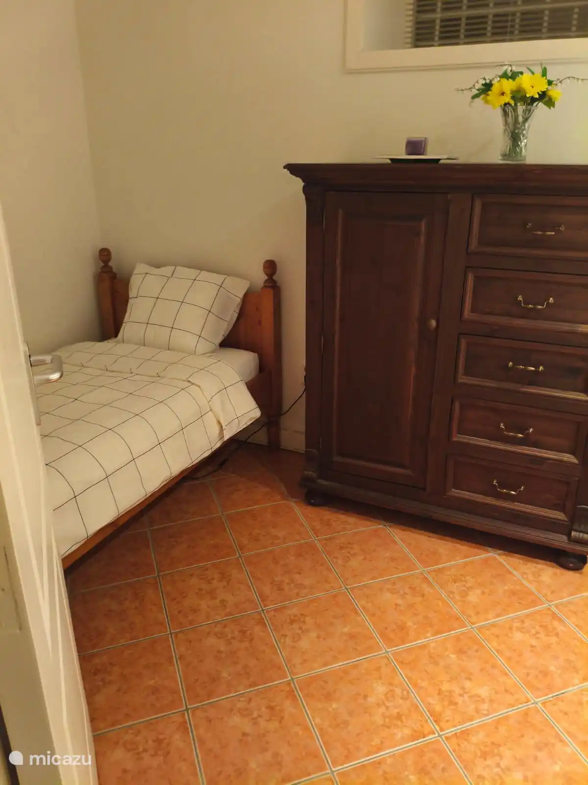 Dormitorio 1 en la primera planta con 2 camas individuales y armario.