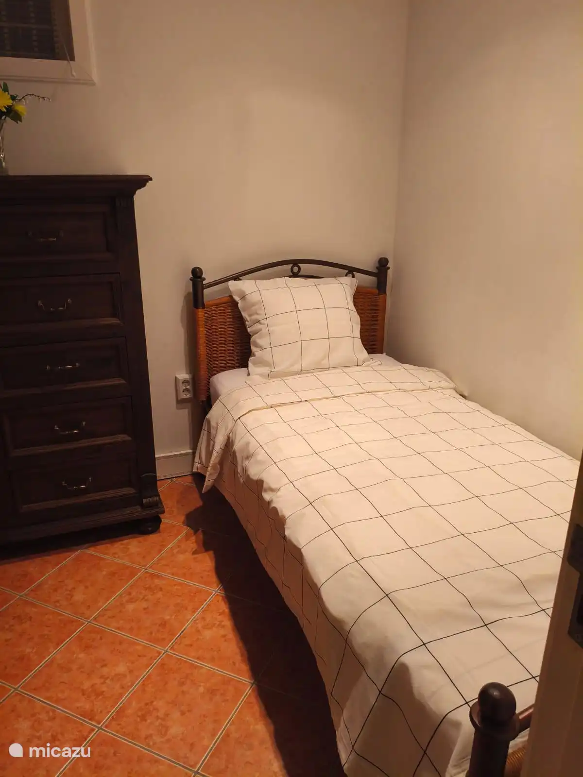 Dormitorio 1 en la primera planta con 2 camas individuales y armario.