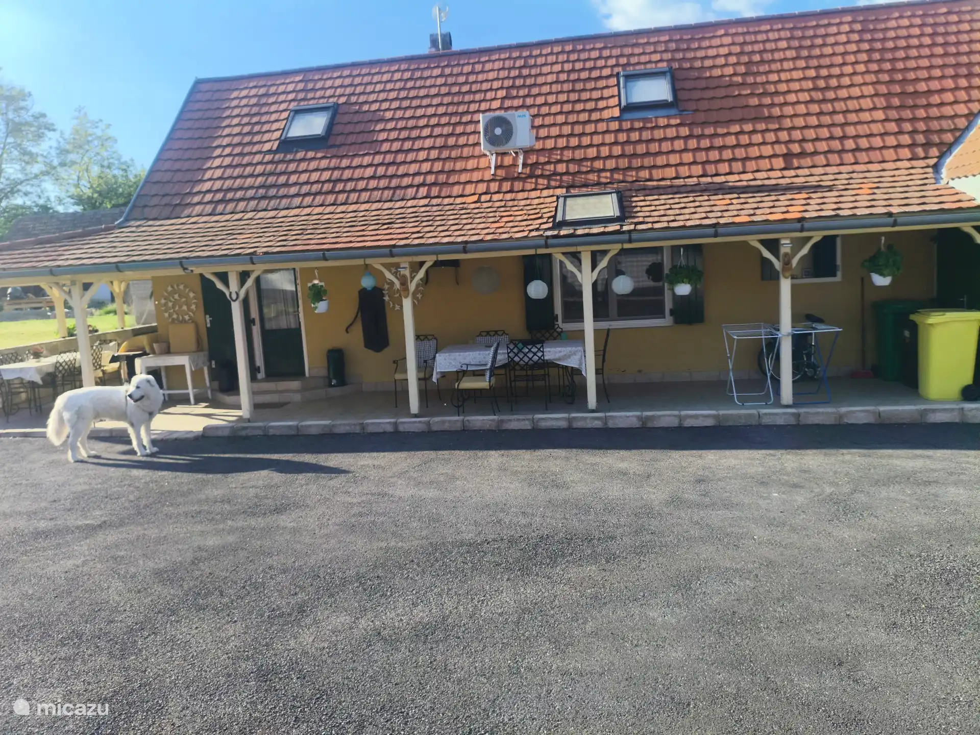 Buiten het vakantiehuis. Met Durante onze LGD.