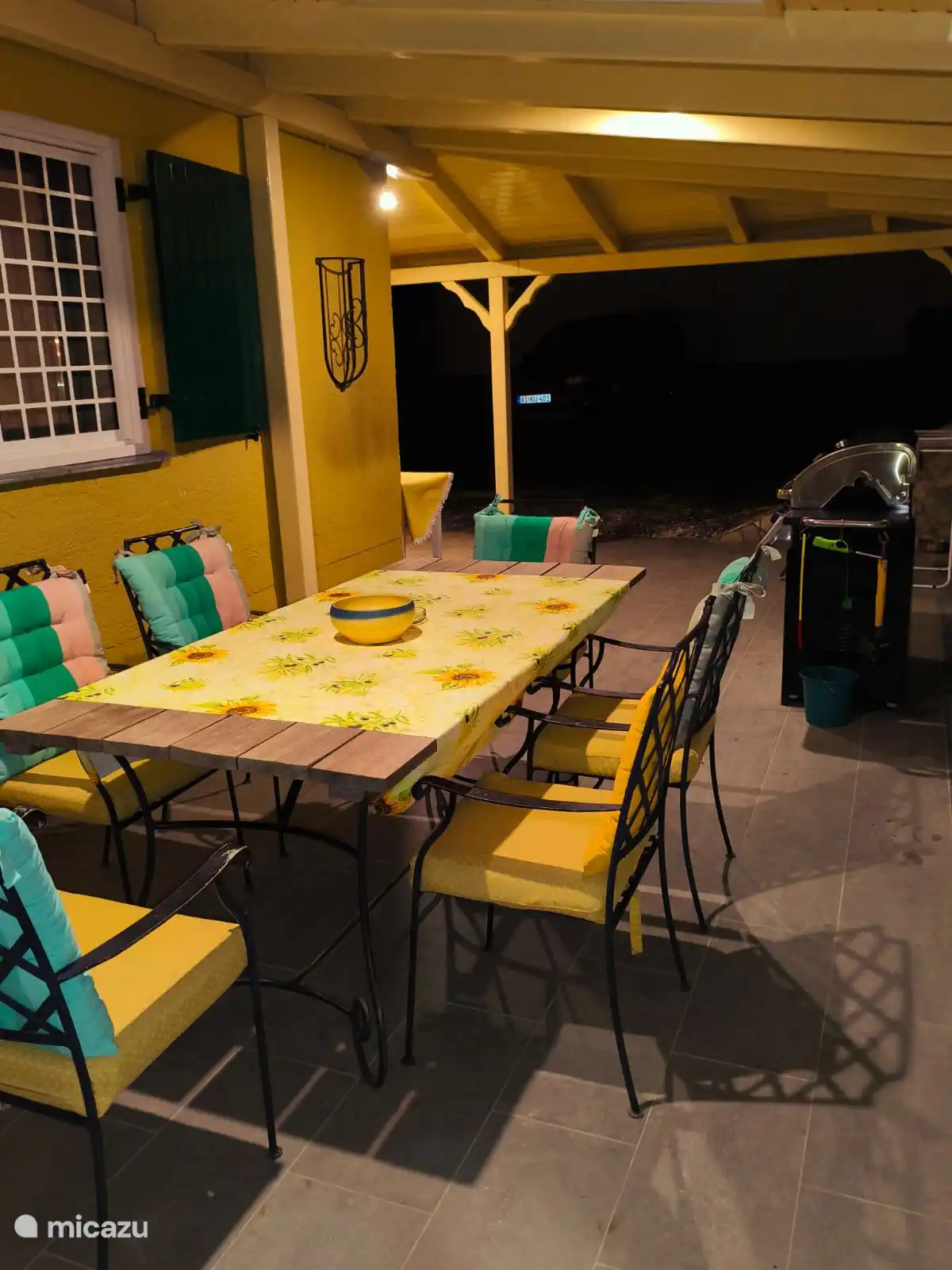 Terraza 1 con barbacoa de gas.