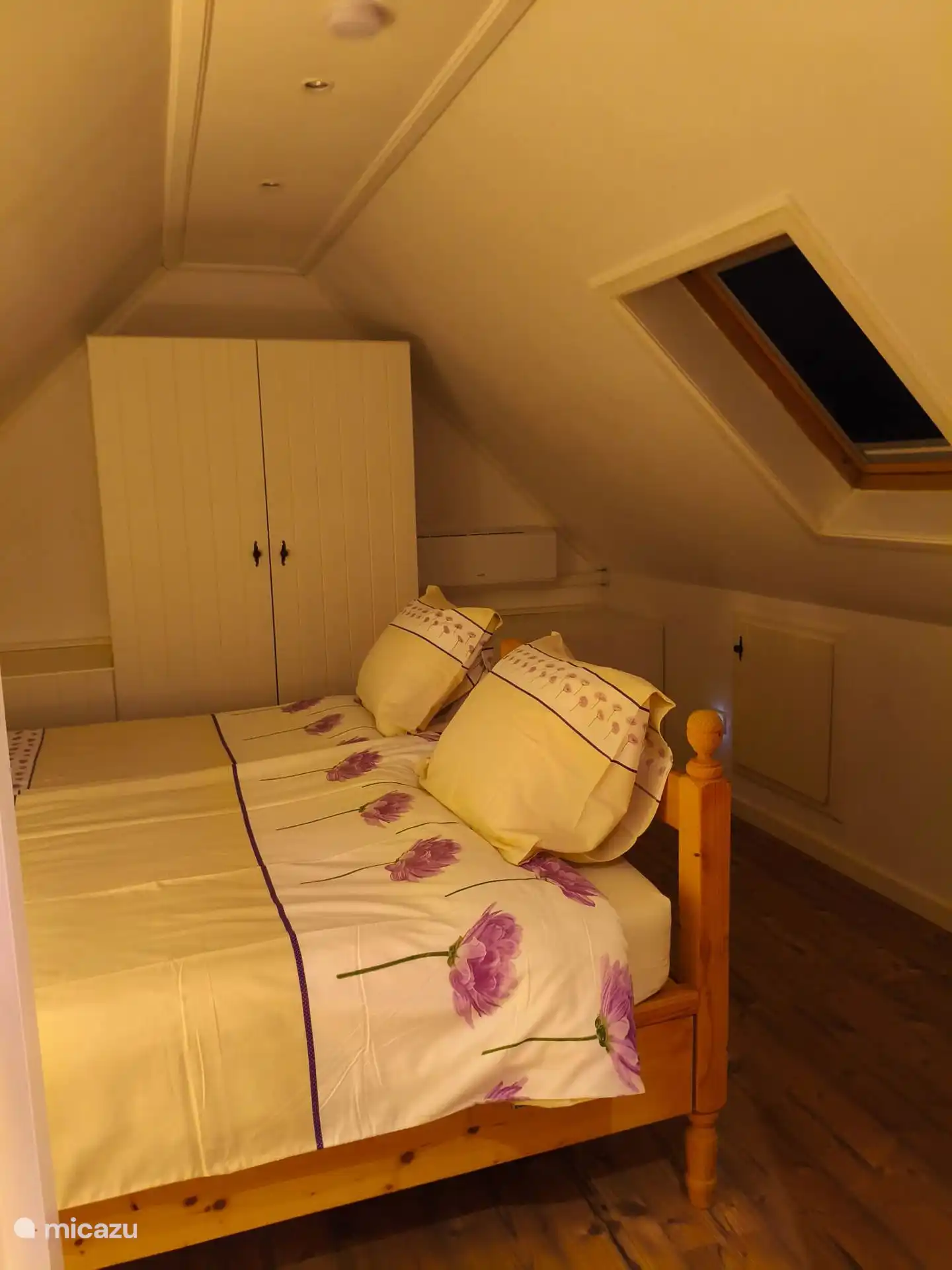 Dormitorio 5 en la 2ª planta con 2 camas individuales unidas, aire acondicionado y amplios armarios.