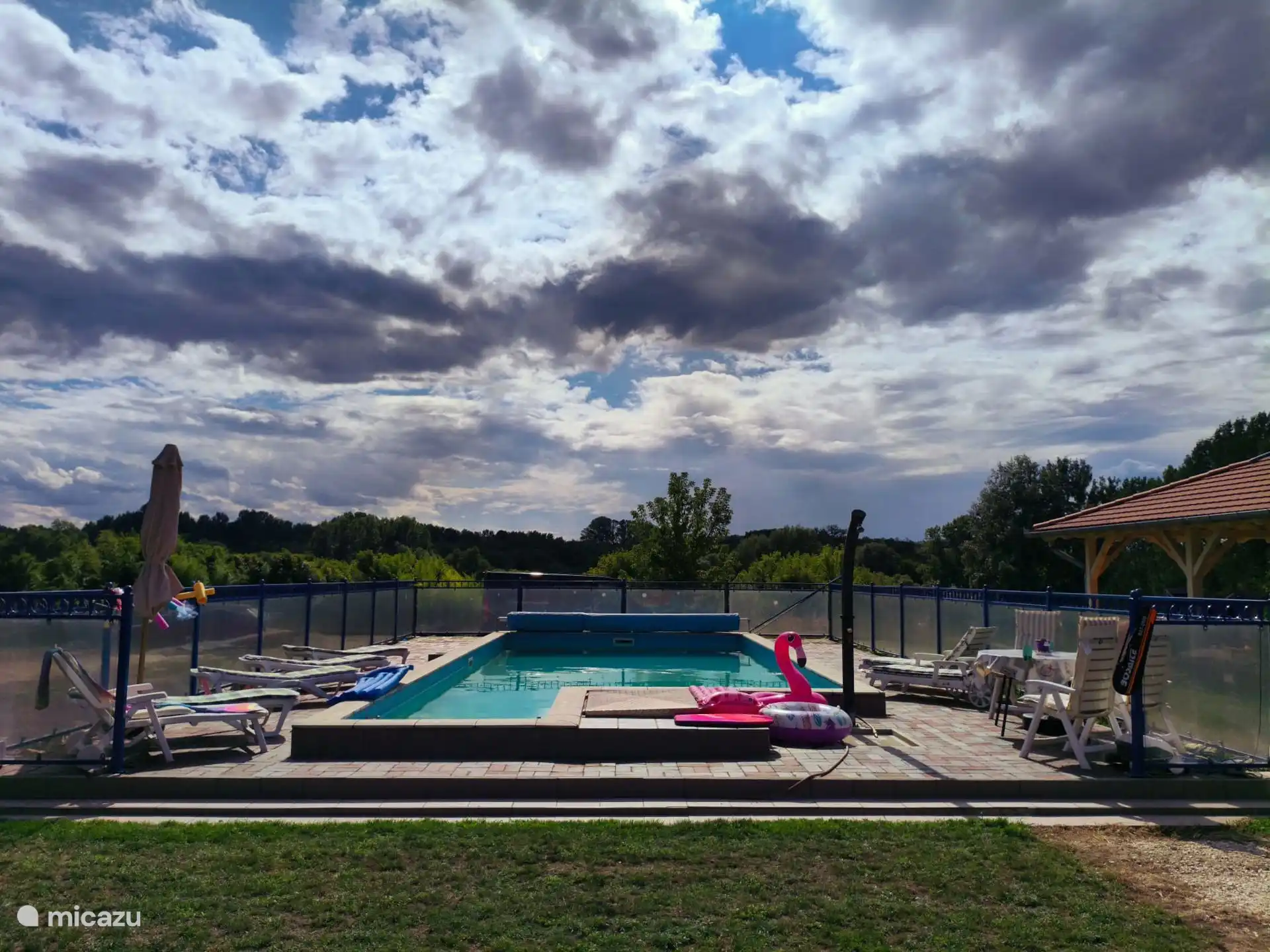 Piscina vallada de 5x10x1,8 metros a tres lados con ducha exterior