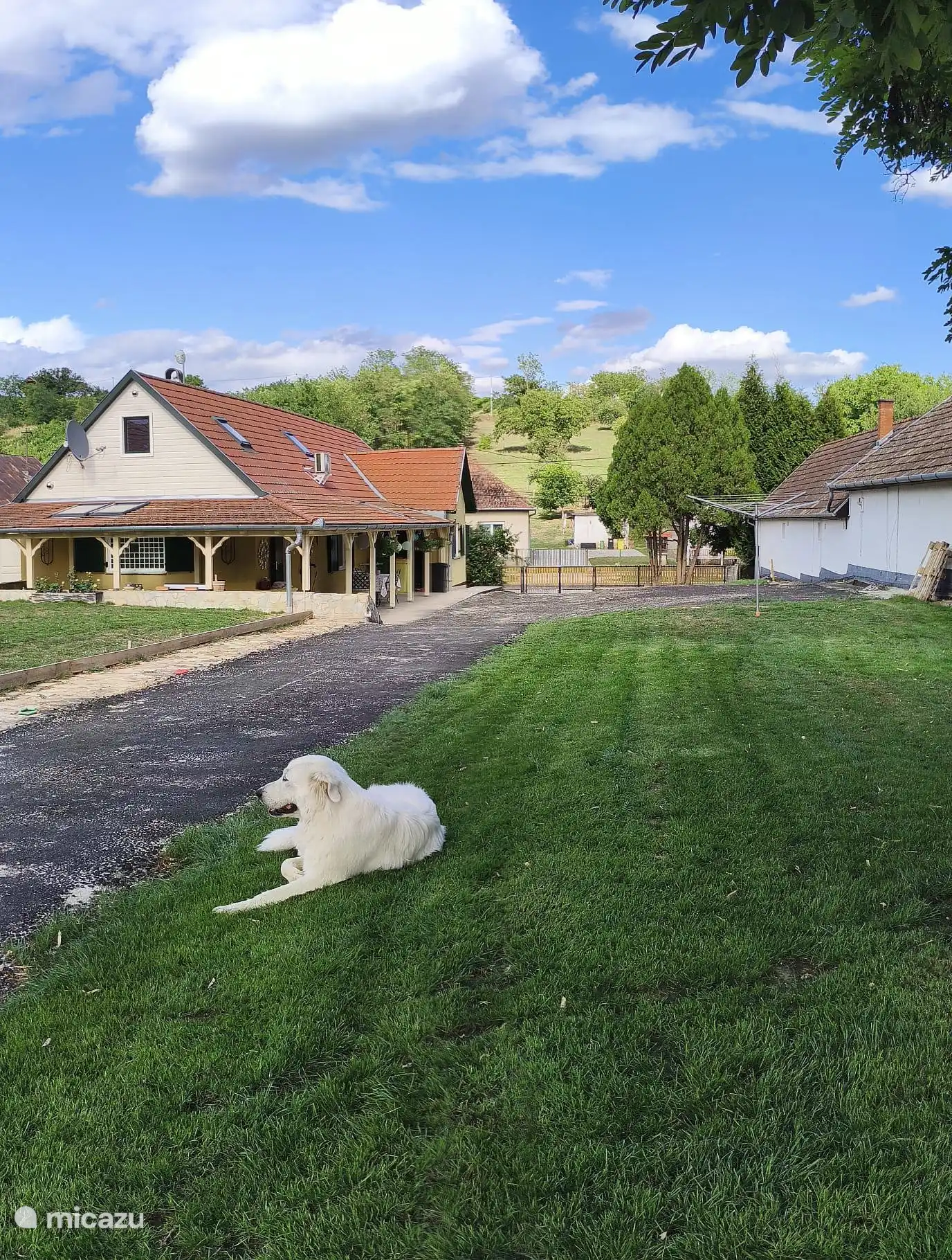 La casa de vacaciones tiene grandes terrazas cubiertas para los días calurosos o los días húmedos esporádicos y amplias plazas de aparcamiento. Nuestro Durante ama a la gente, pero está atado a pedido.