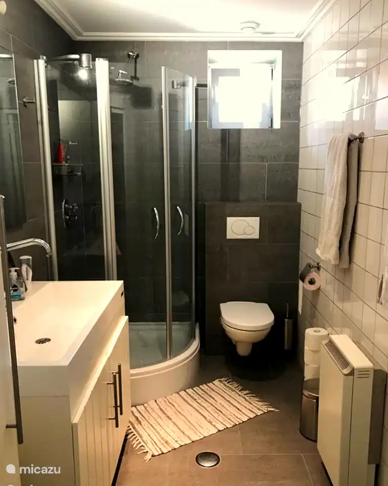 Baño 1 en el primer piso con amplio vestidor para artículos de tocador adicionales.