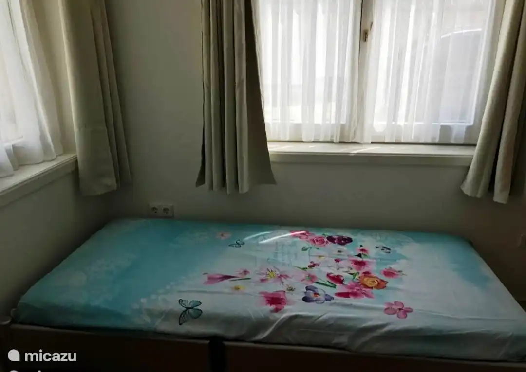 Dormitorio 2 en el primer piso con una cama individual ajustable eléctricamente para el menos vacío y un armario grande.