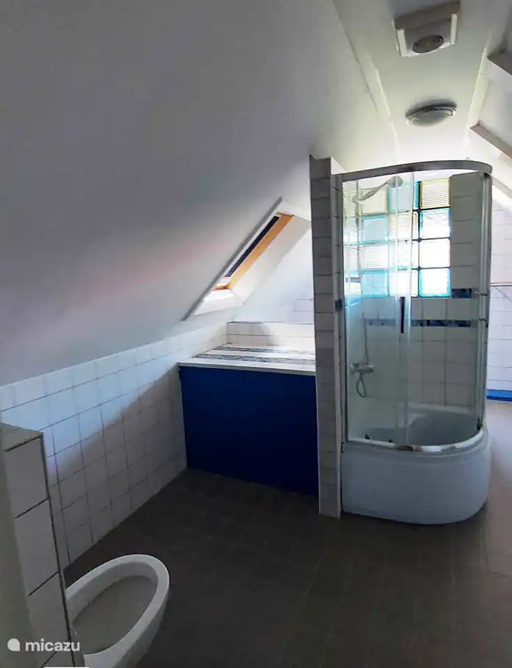 Amplio baño en la 2ª planta con aseo.