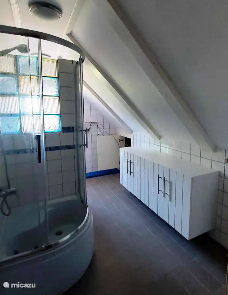 Amplio baño en la 2ª planta con aseo.