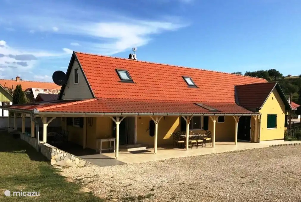 Éva Villája con amplia cocina comedor, acogedor salón, 2 baños, 3 aseos y 6 dormitorios.