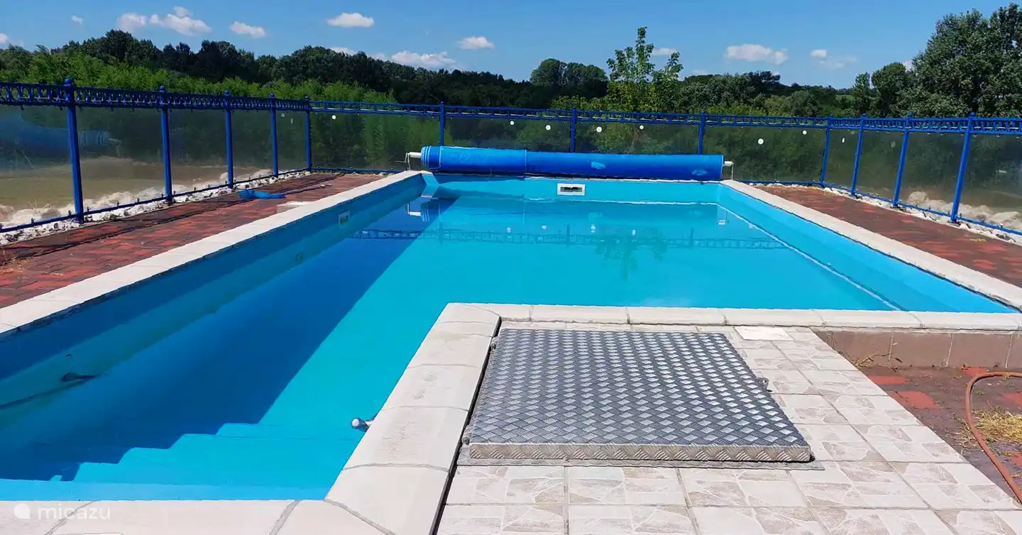 Amplia piscina vallada con sistema de filtración profesional.