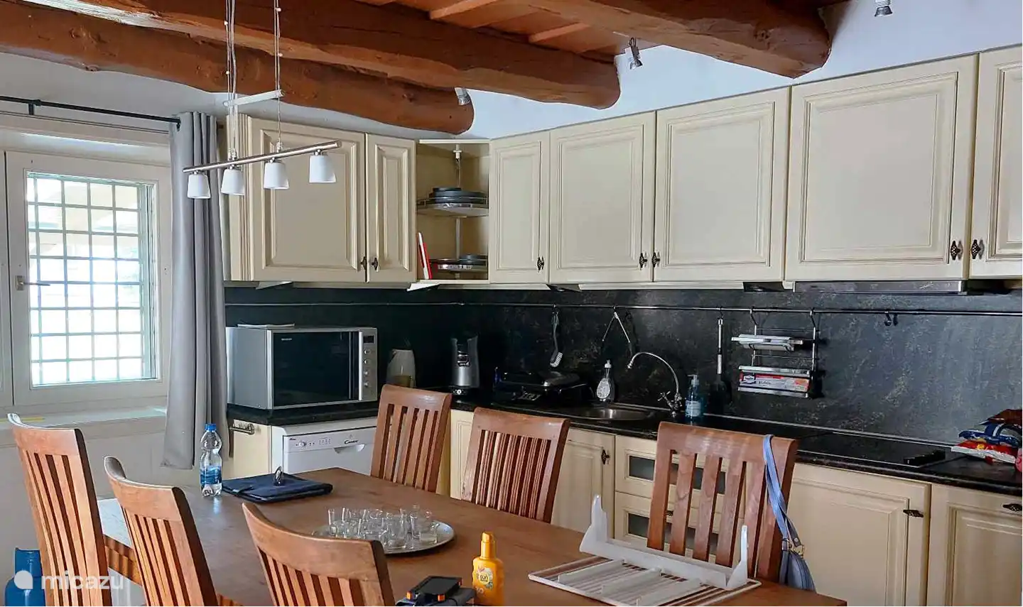 Cocina comedor con gran mesa de comedor con hasta 10 asientos alrededor. Cocina completa con frigorífico, lavavajillas, horno/microondas, senseo y percolador, hervidor de agua y todos los utensilios de cocina estándar.