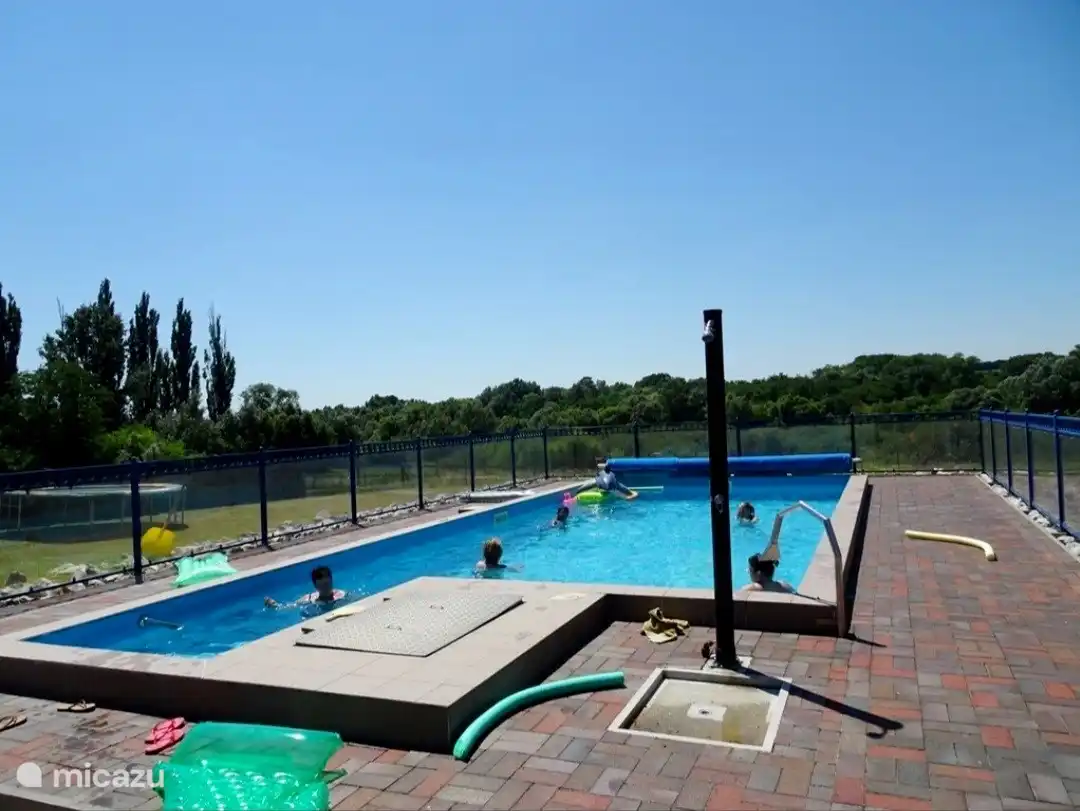 Piscina de 5x10x1,8 metros con ducha exterior.