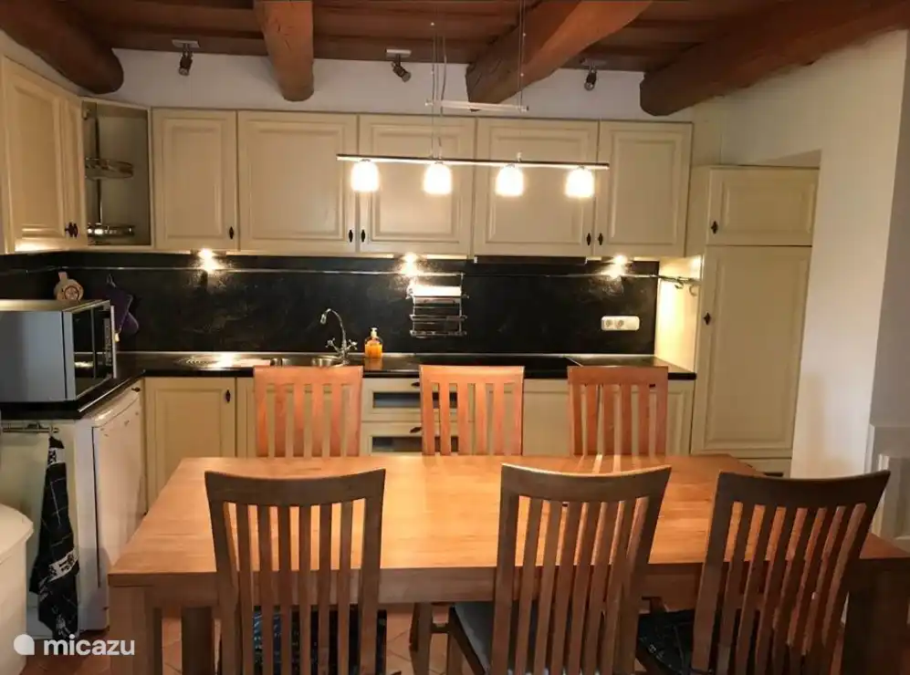 Cocina comedor con gran mesa de comedor con hasta 10 asientos alrededor. Cocina completa con frigorífico, lavavajillas, horno/microondas, senseo y percolador, hervidor de agua y todos los utensilios de cocina estándar.