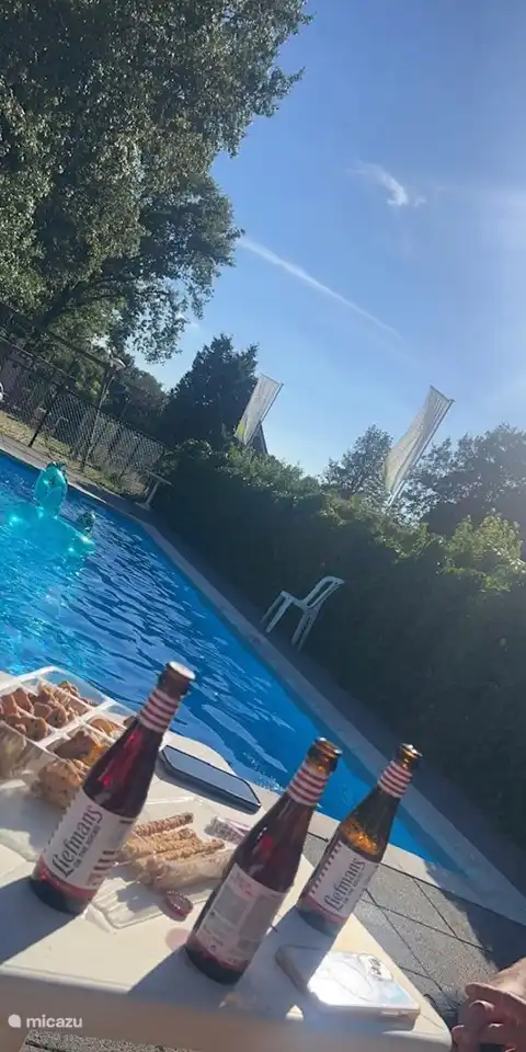 Das Schwimmbad im Park ist vom 1. Juni bis 1. September geöffnet