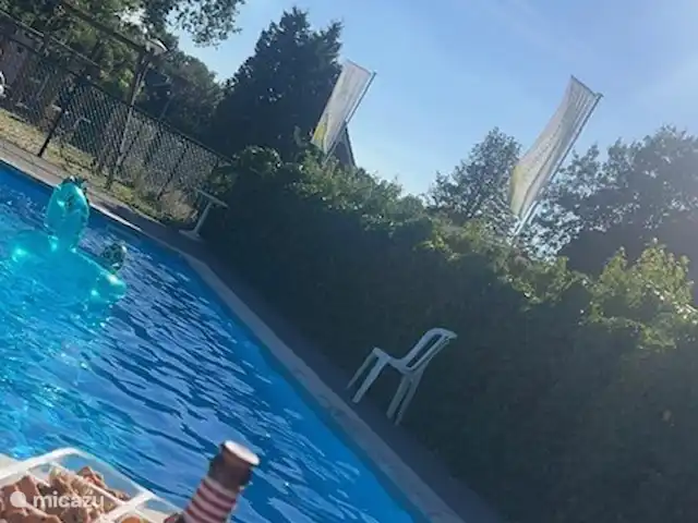 Villa Junio Rosy en Países Bajos, Güeldres, Wijchen - casa vacacional La piscina del parque está abierta del 1 de junio al 1 de septiembre.