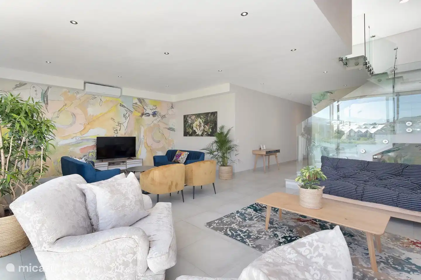 Le salon spacieux au 1er étage