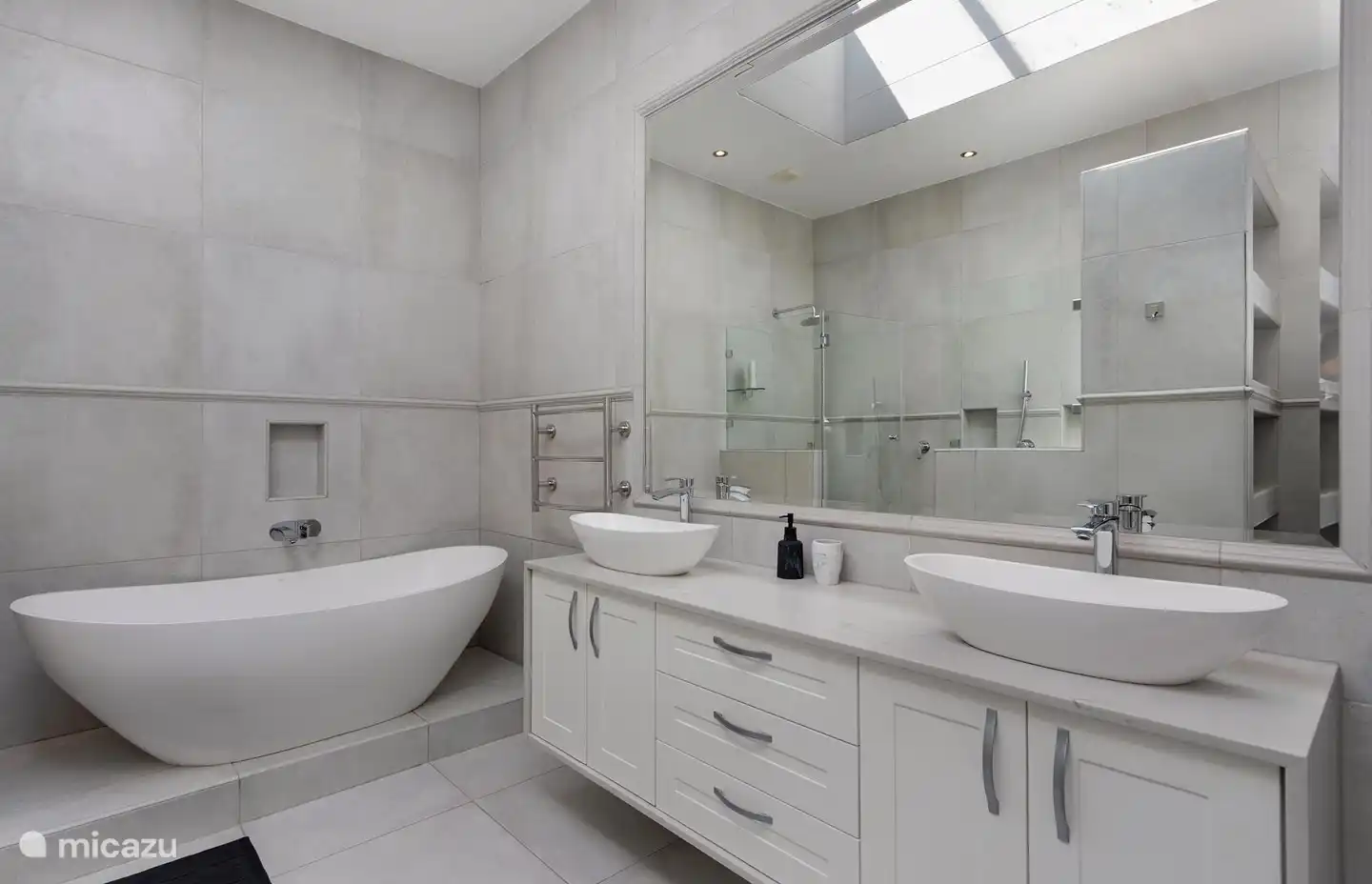 Salle de bain attenante à la chambre King XL