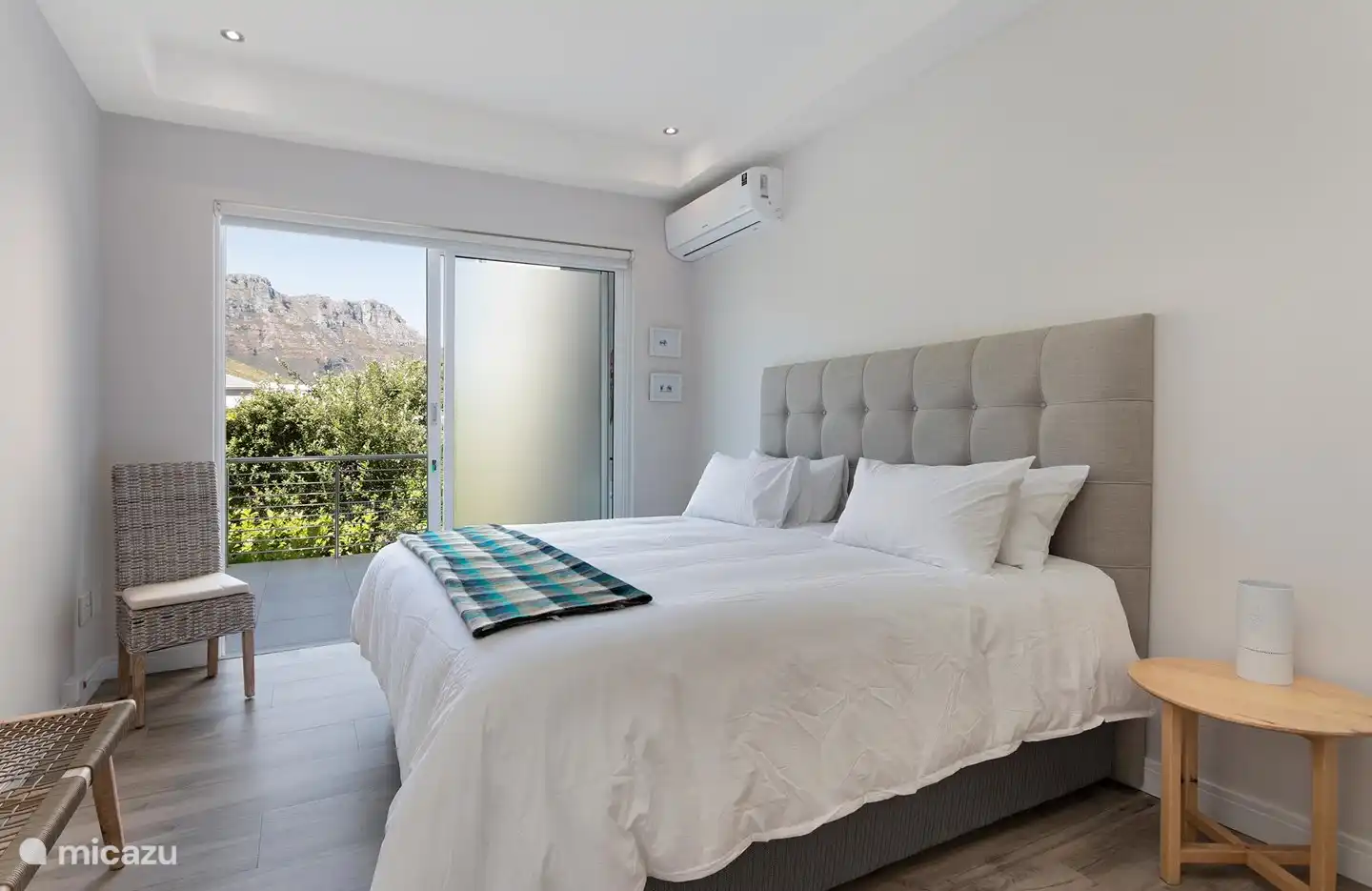 La chambre au rez-de-chaussée dispose d'un lit King XL et d'une vue fantastique