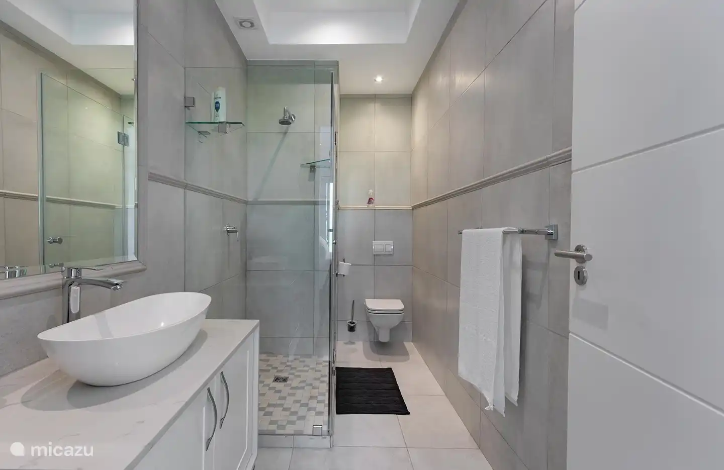 La salle de bain attenante de la chambre King XL du rez-de-chaussée