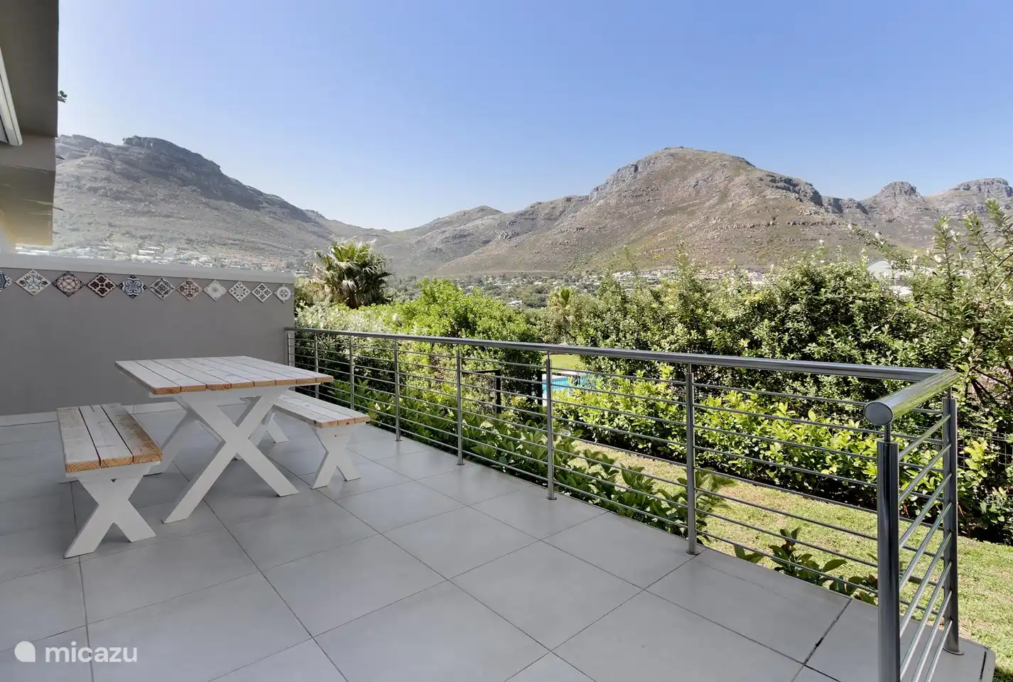 Belle vue depuis la terrasse et le jardin