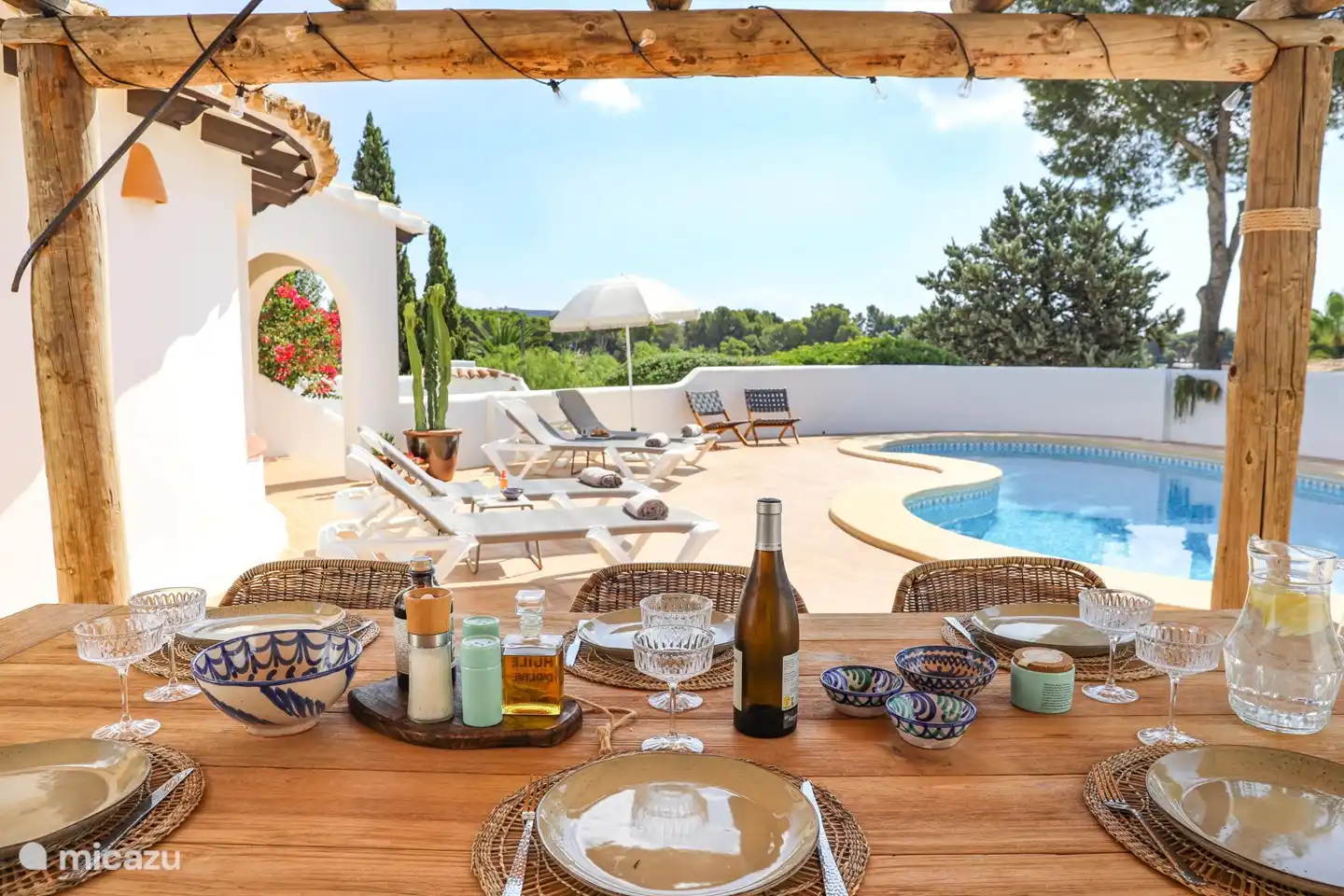 Enjoy a delicious breakfast, lunch or dinner outside in the shade