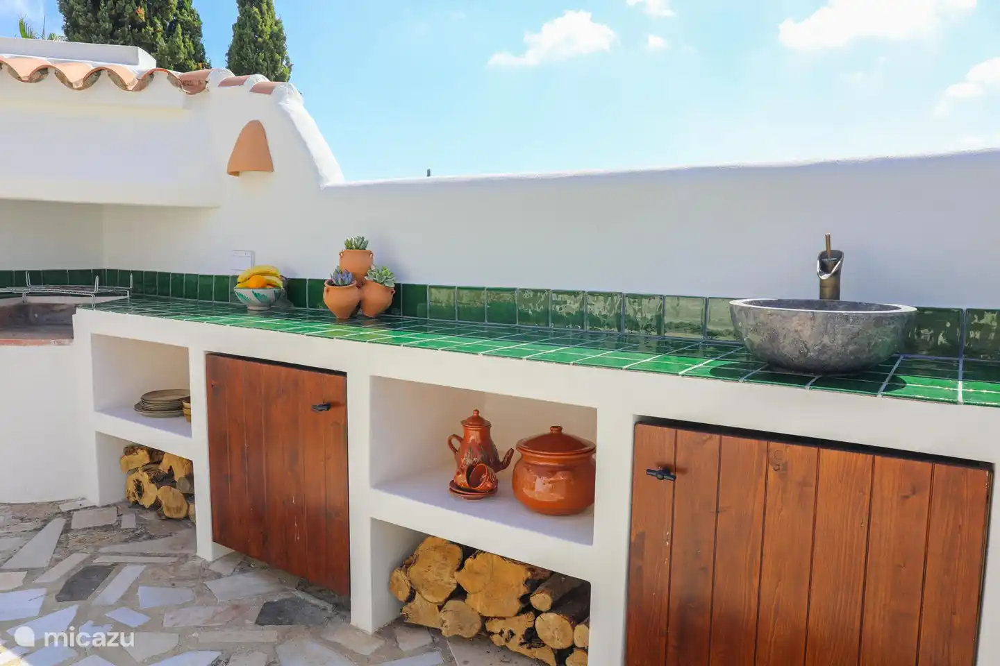 The beautiful outdoor kitchen of Villa el Postre