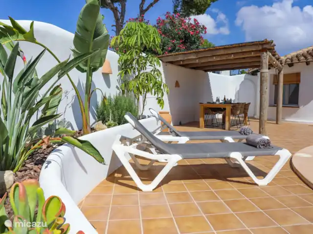 Villa El Postre | Espagne, Costa Blanca, Moraira - villa Transats avec le naja derrière eux