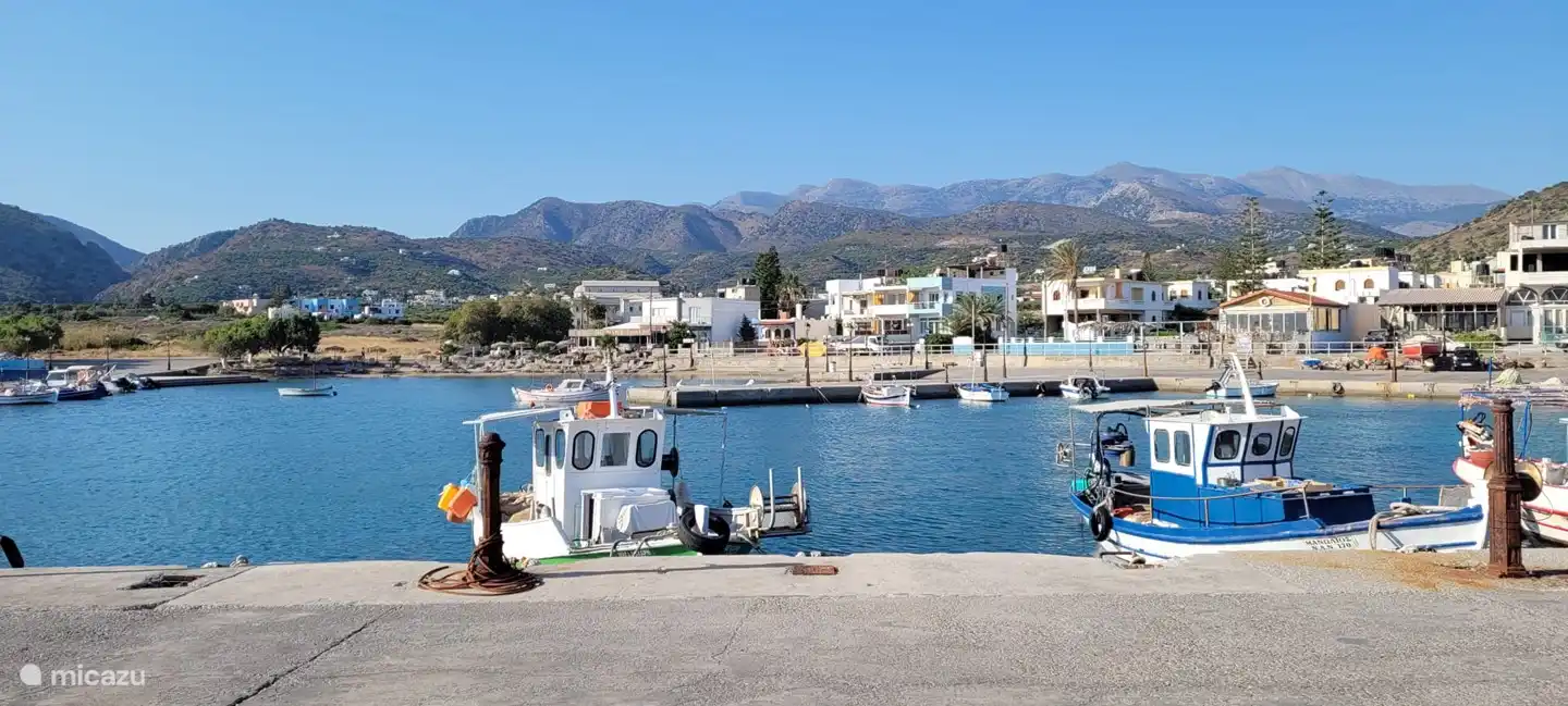 Andere kant van d ehaven met uitzicht op ons huis en bar/restaurant No name en Restaurant Panorama