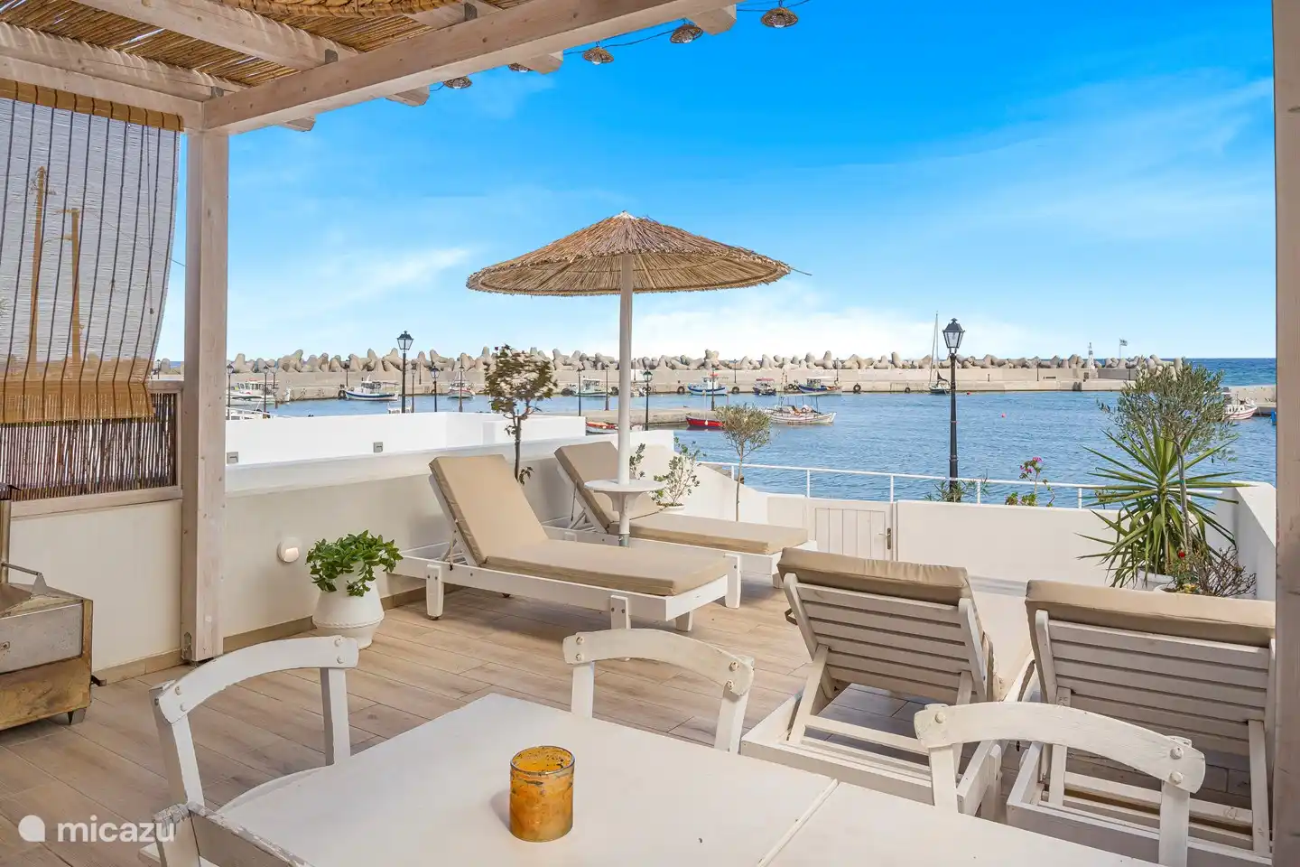 Onze Veranda met uitzicht op de haven en zee