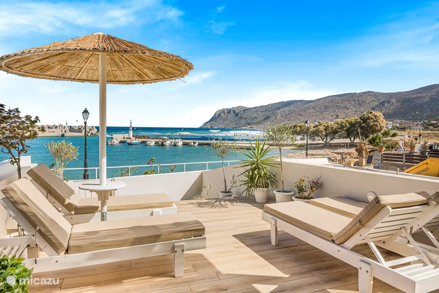 Onze veranda met uitzicht op het strandje en No name bar