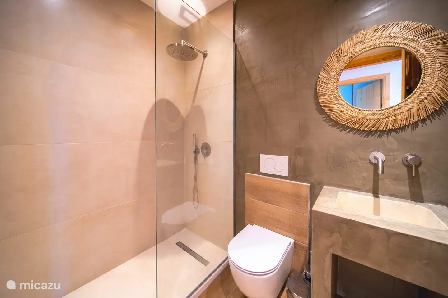 1 van de 2 badkamers boven