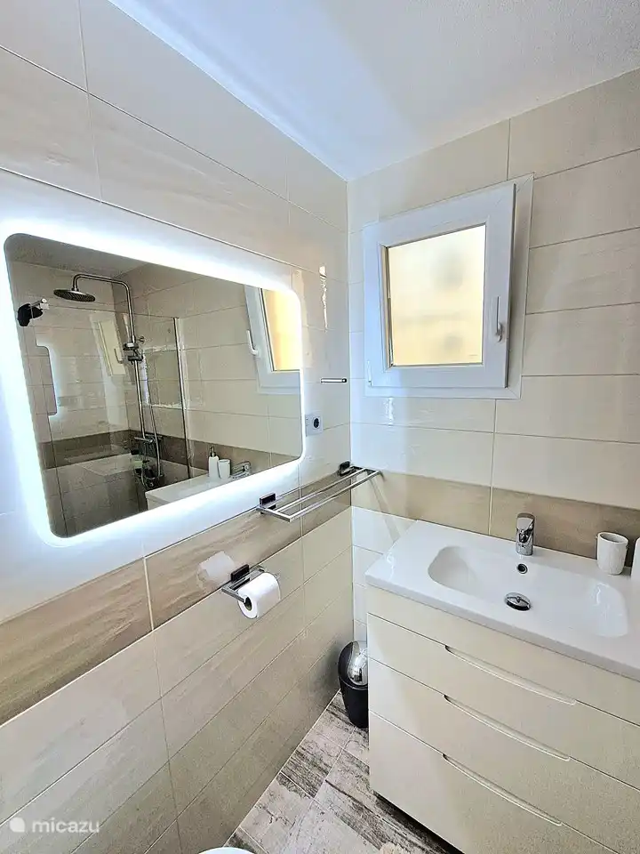 Salle de bain avec éclairage dans le miroir