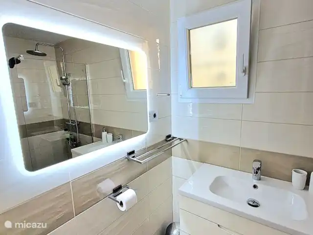 La Casa Barbara huren in Spanje, Costa Blanca, Orihuela Costa - appartement Badkamer met verlichting in de spiegel