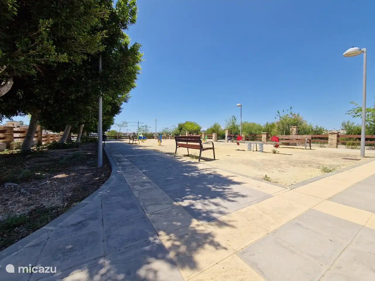 Aire de jeux à environ 400 m à pied. Derrière l'aire de jeux, vous trouverez des équipements sportifs et un terrain de pétanque.