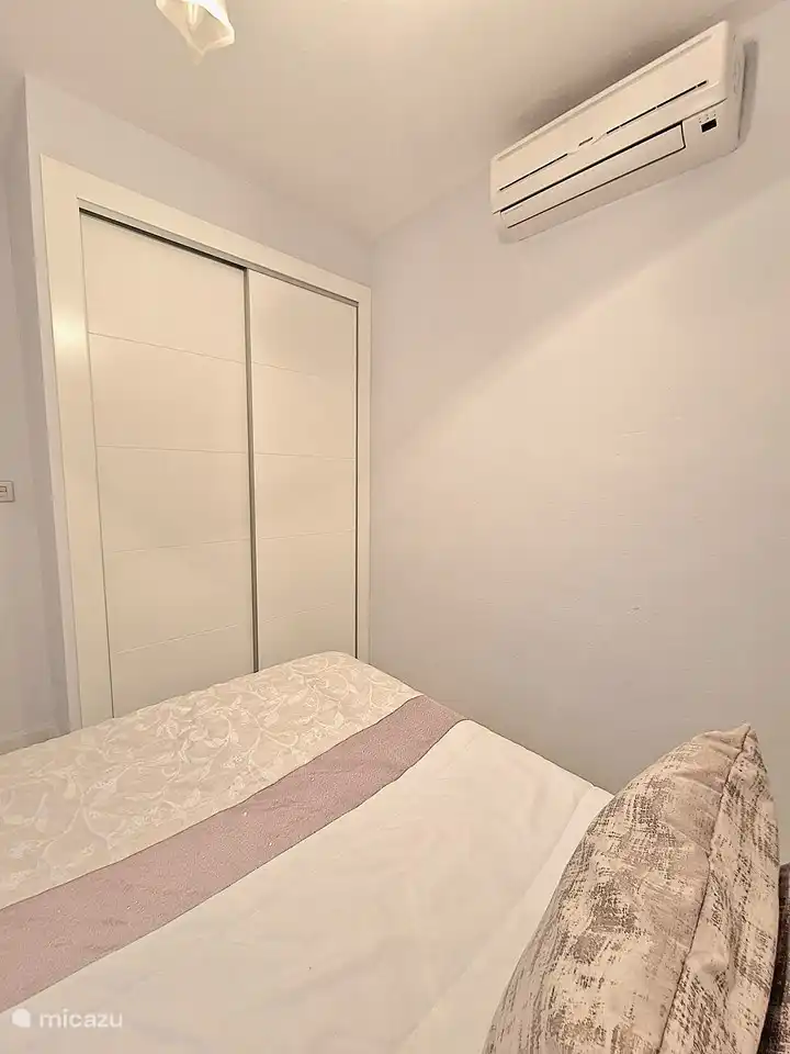 Armoire intégrée comprenant des cintres