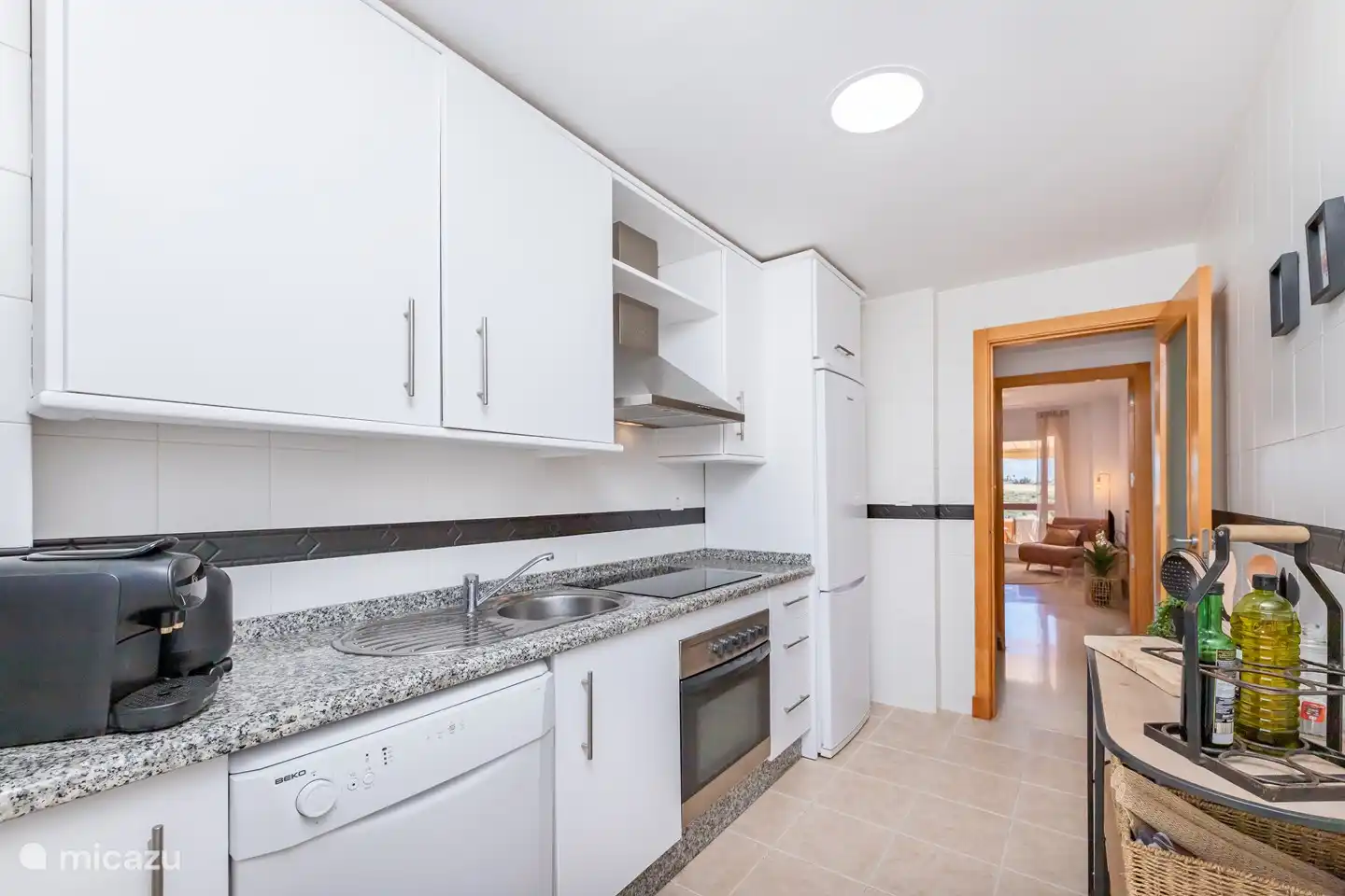 Luxuriöse Küche mit Herd und komplett ausgestattet.