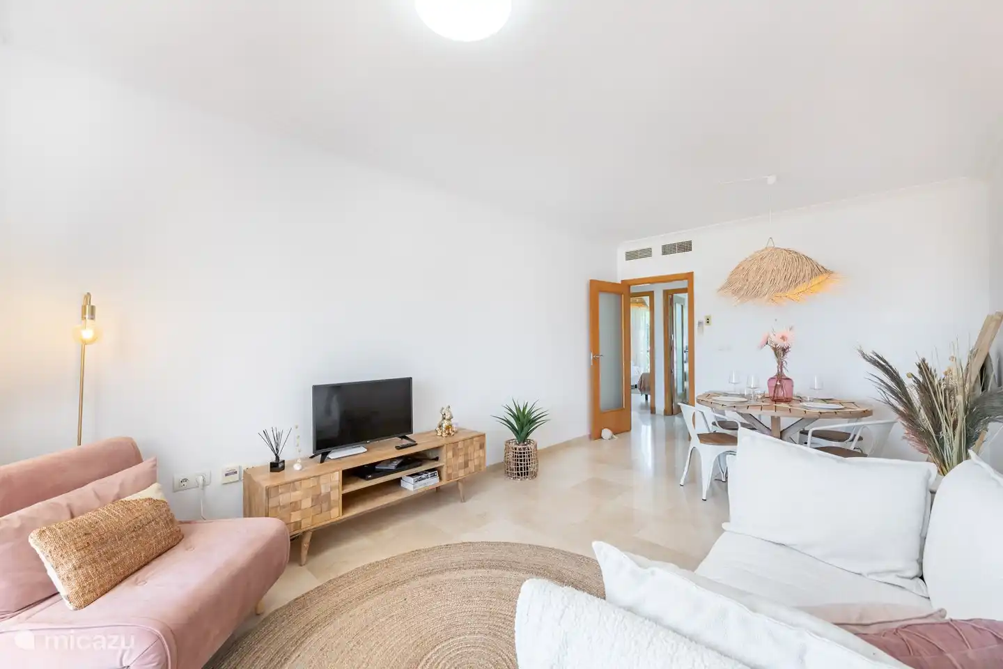 Entspannen Sie sich im Wohnzimmer. Schnelles WLAN verfügbar.