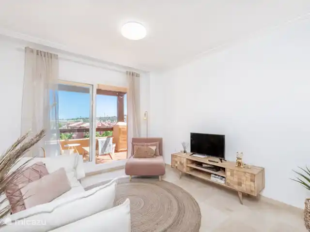 Location de Vacances Espagne, Andalousie, Casares Costa, penthouse - Penthouse Estepona Casares del Sol Détendez-vous dans le salon. WiFi rapide disponible. La connexion à Netflix est possible.
