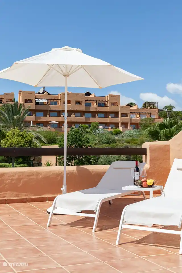 Schöne sonnendurchflutete private Dachterrasse von 80 m2. 2 Sonnenliegen vorhanden.