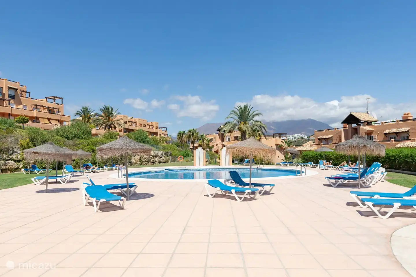 Dieses Schwimmbad ist eines der fünf Schwimmbäder der Anlage. Von der Form her alle gleich. Gleich viel los, also immer Platz zum Sonnenbaden oder Schwimmen.